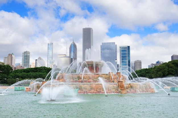 Photo gratuite horizon de chicago avec la fontaine de buckingham