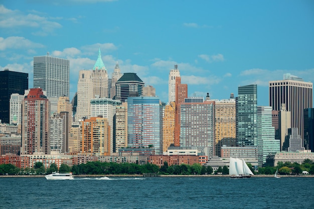 Horizon du centre-ville de Manhattan avec des gratte-ciel urbains au-dessus de la rivière Hudson.