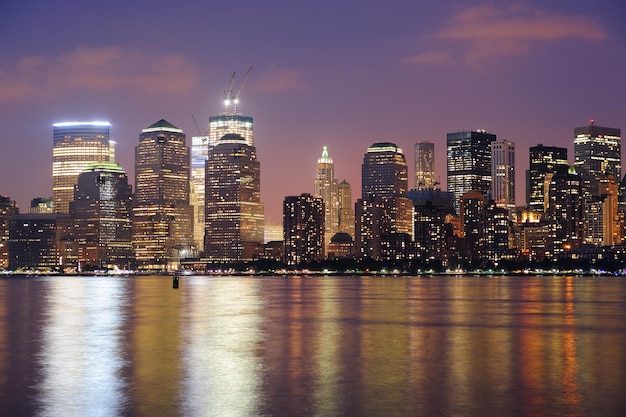 Horizon du centre-ville de New York City Manhattan au crépuscule avec des gratte-ciel illuminés sur le panorama de la rivière Hudson