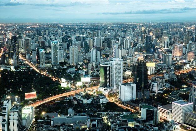 Horizon de nuit. Vue d&#39;un immeuble urbain urbain.