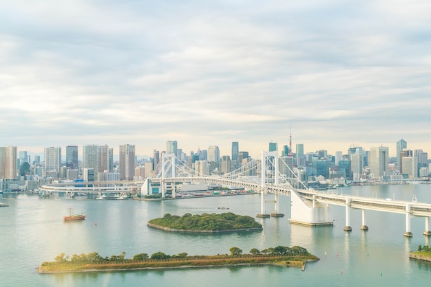 Horizon de Tokyo avec la tour de Tokyo et le pont arc-en-ciel.