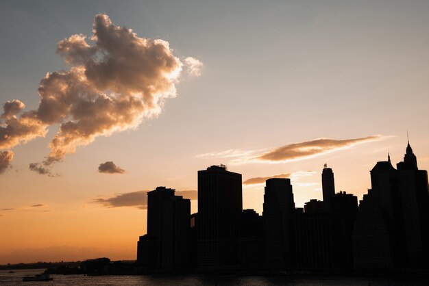 Horizon urbain avec des gratte-ciel au coucher du soleil