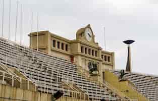 Photo gratuite horloge avec arc à l'intérieur de la maison estadi olimpic de montjuic des jeux olympiques d'été de 1992.