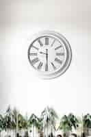 Photo gratuite horloge blanche sur un mur blanc à l'intérieur