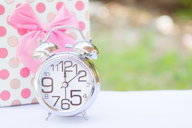 Photo gratuite horloge de cadeau