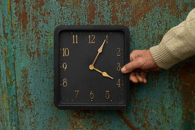 Horloge carrée à l'intérieur nature morte