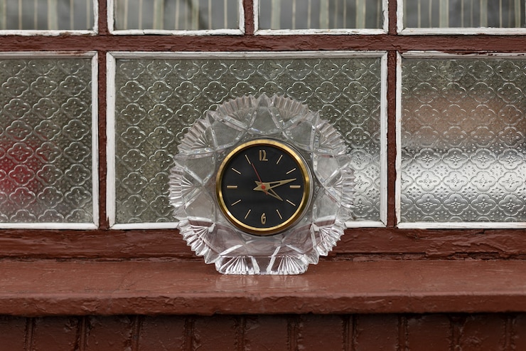 Photo gratuit horloge circulaire à l'intérieur nature morte