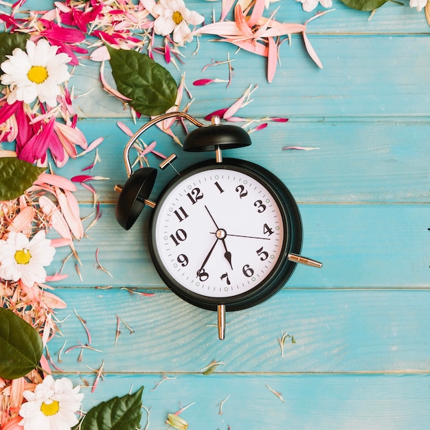 Horloge en fleurs et pétales