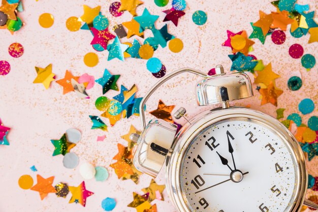 Horloge avec des paillettes lumineuses sur la table