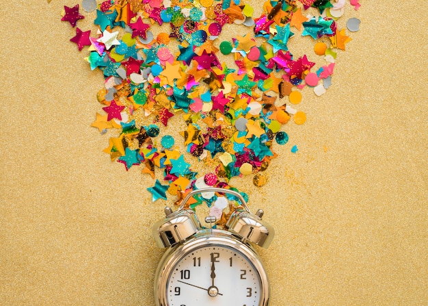 Horloge à paillettes sur table