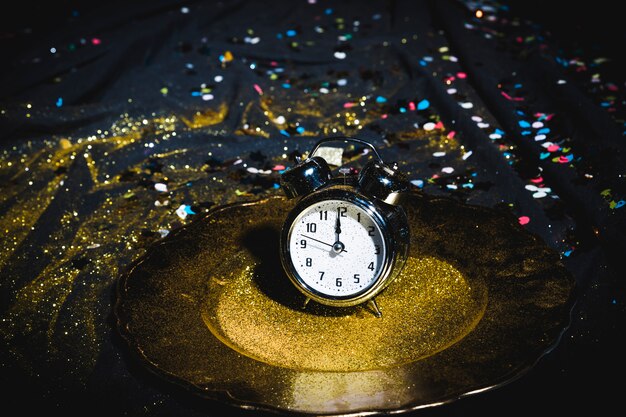 Horloge sur plaque à paillettes