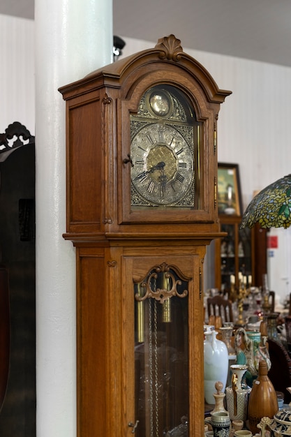 Photo gratuite horloge vintage au magasin d'antiquités