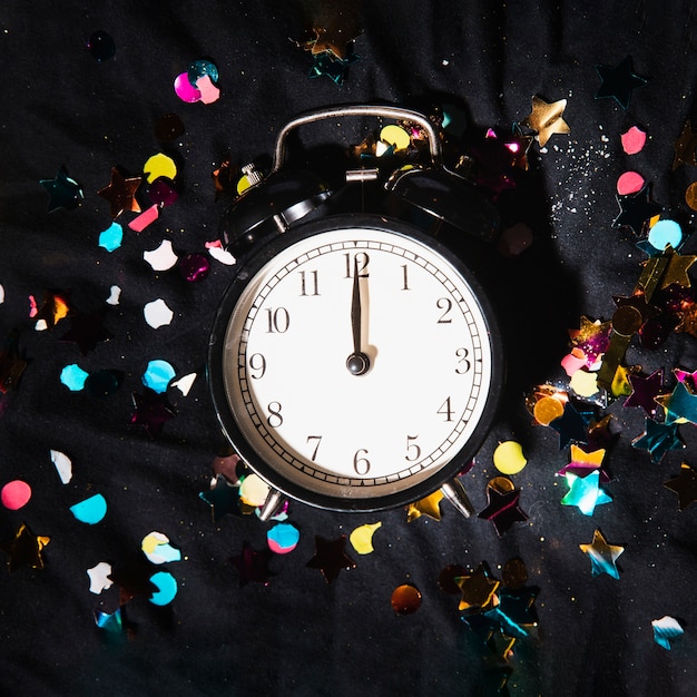 Horloge vue de dessus avec des confettis colorés