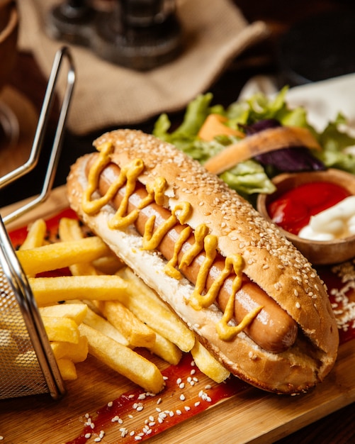 Photo gratuite hot-dog avec de la moutarde sur la vue latérale