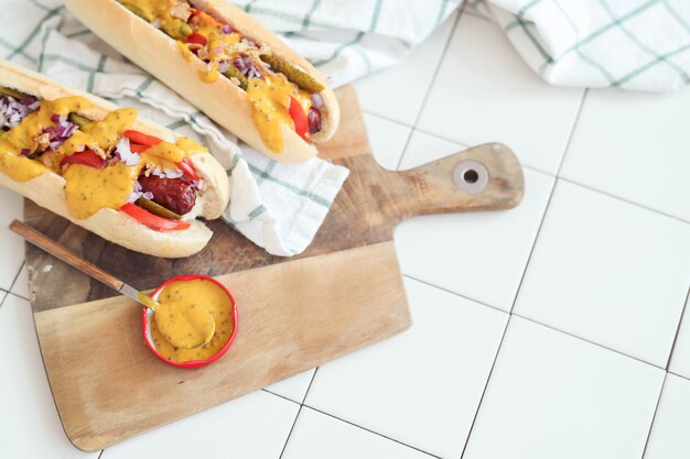 hot dog avec sauce sur surface blanche