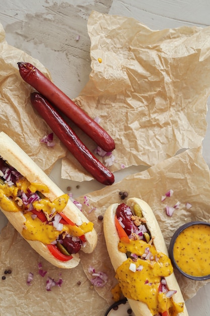 Hot Dog Avec Sauce Sur Surface Blanche