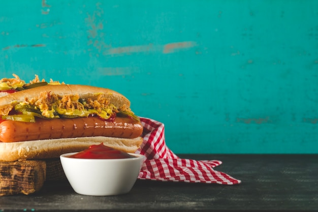 Photo gratuite hot dog avec sauce tomate