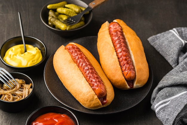 Hot-dogs à angle élevé sur assiette