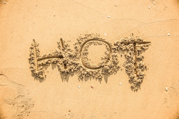 Photo gratuite hot écrit dans le sable