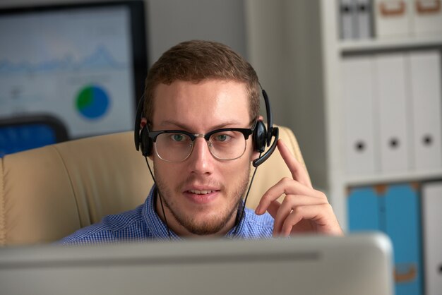 Hot line opérateur travaillant dans le centre d'appels avec casque