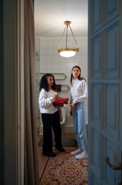 Hôte Airbnb accueillant les invités