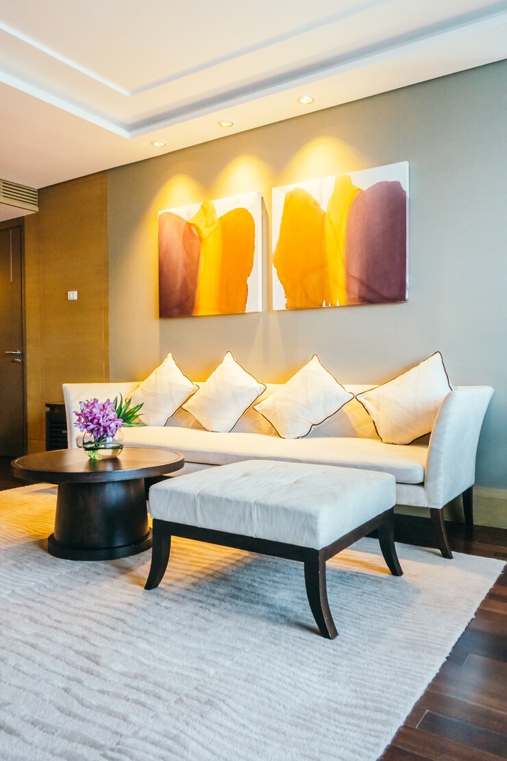 Photo gratuit hôtel chambre avec un canapé confortable