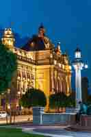 Photo gratuite hôtel de ville d'oradea la nuit roumanie