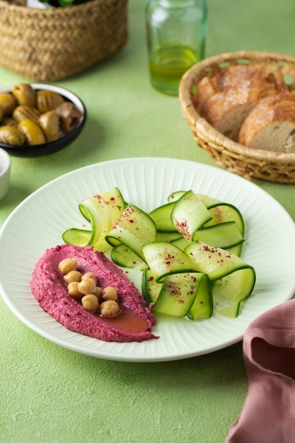 Houmous coloré savoureux à angle élevé