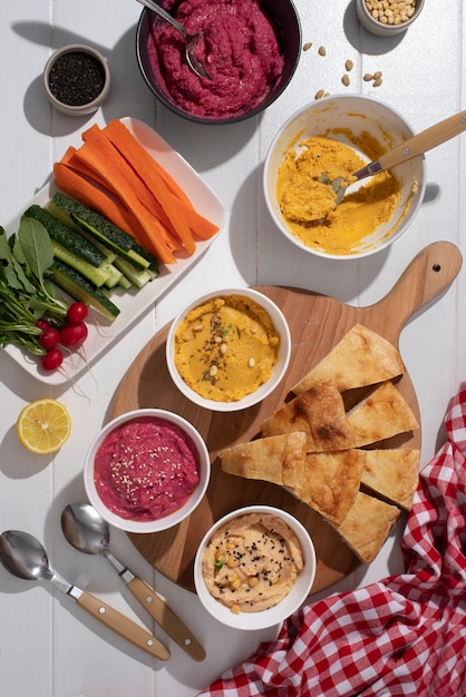 Photo gratuite houmous coloré et savoureux avec des ingrédients