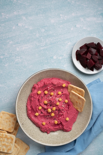 Houmous coloré et savoureux avec des ingrédients