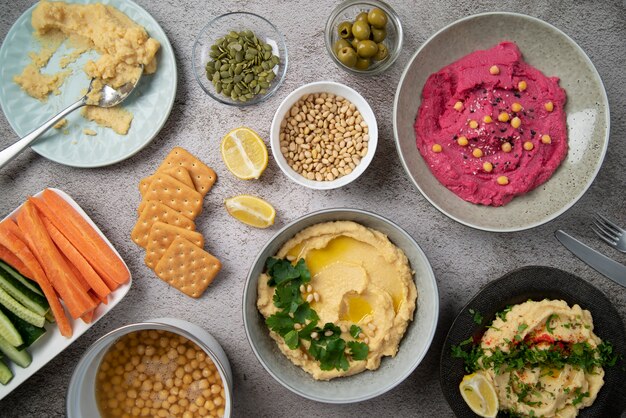 Houmous coloré et savoureux avec des ingrédients