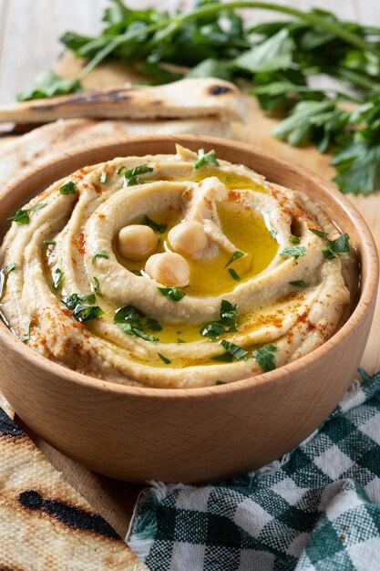 Houmous de pois chiche sur une table en bois rustique