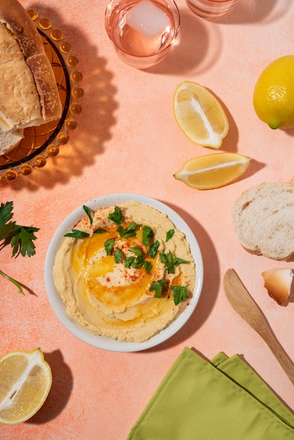 Houmous savoureux avec vue de dessus de persil