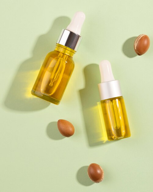 Huile d'argan dans un assortiment de bouteilles à gouttelettes
