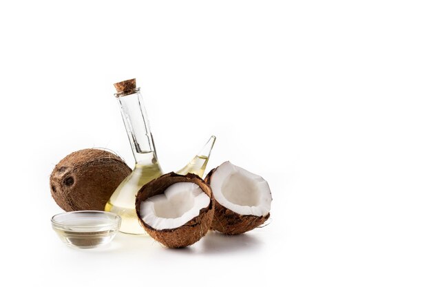 L'huile de noix de coco isolé sur fond blanc
