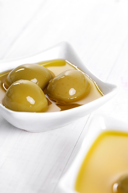 L'huile d'olive dans un bol avec des olives