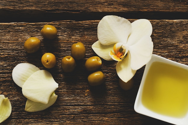 L'huile d'olive avec des fleurs