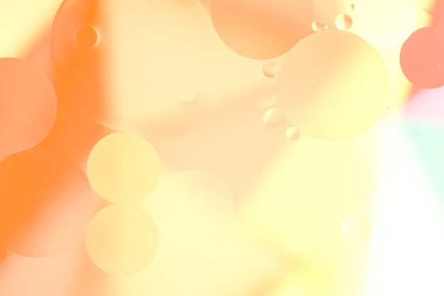 L&#39;huile d&#39;orange tombe sur la surface de l&#39;eau