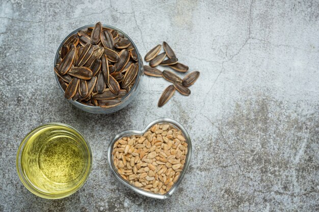 L'huile de tournesol sur la table