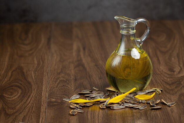 L'huile de tournesol sur la table