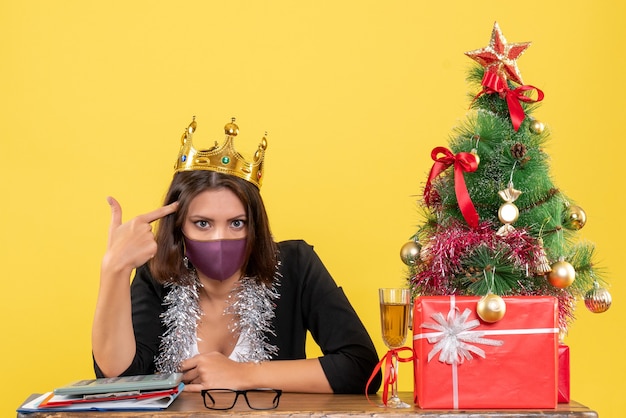 Humeur De Noël Avec Belle Dame En Costume Avec Couronne Portant Son Masque Médical Au Bureau Sur Jaune