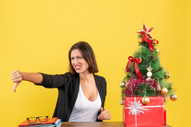Humeur de Noël avec belle jeune femme faisant un geste négatif au bureau