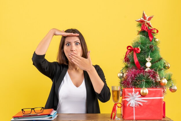 L'humeur de Noël avec de jeunes femmes d'affaires émotionnelles sérieuses insatisfaites à la surprenante sur jaune