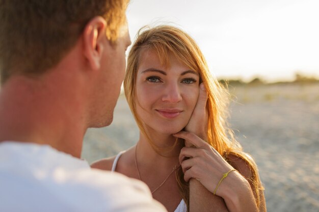 Humeur romantique. Femme rousse profiter de l'été avec son mari.