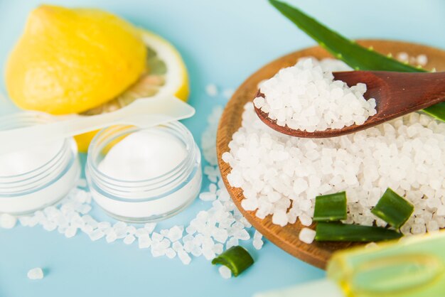 Hydratant à l&#39;aloe vera et au citron avec du sel gemme sur fond bleu