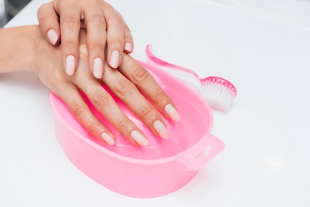 Photo gratuite hygiène des ongles et soins des doigts maintenus dans l'eau