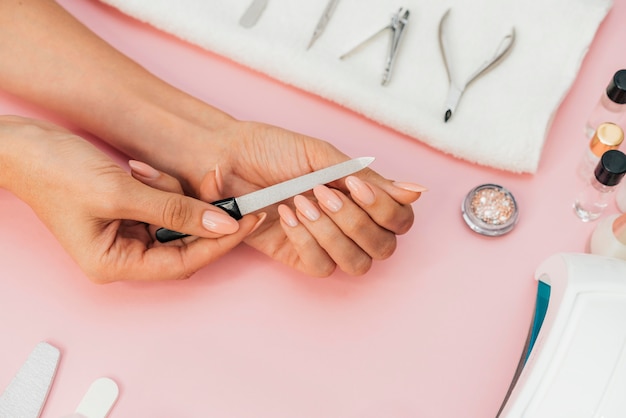 Photo gratuite hygiène et soin des ongles à l'aide d'une lime