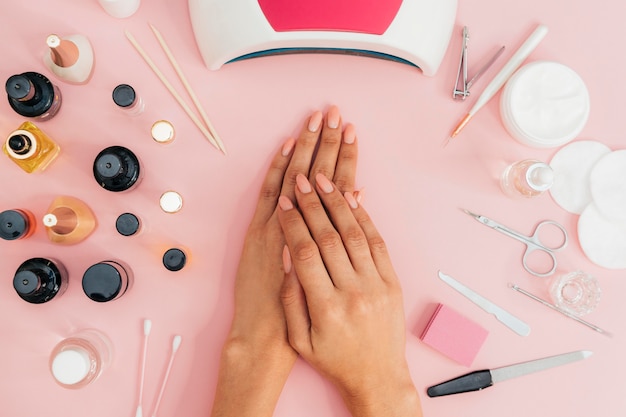 Photo gratuite hygiène et soins des ongles et vernis à ongles