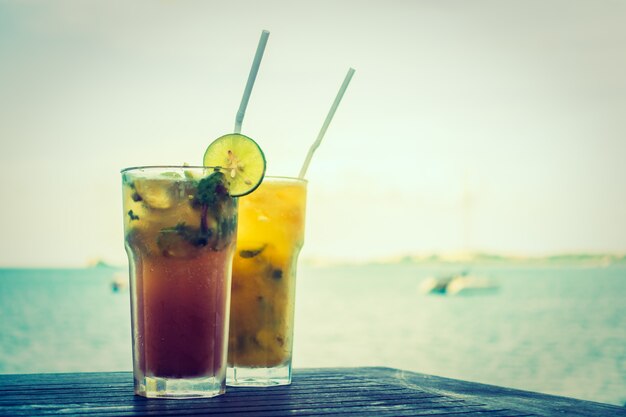 Ice mojito verre à boire avec la mer tropicale