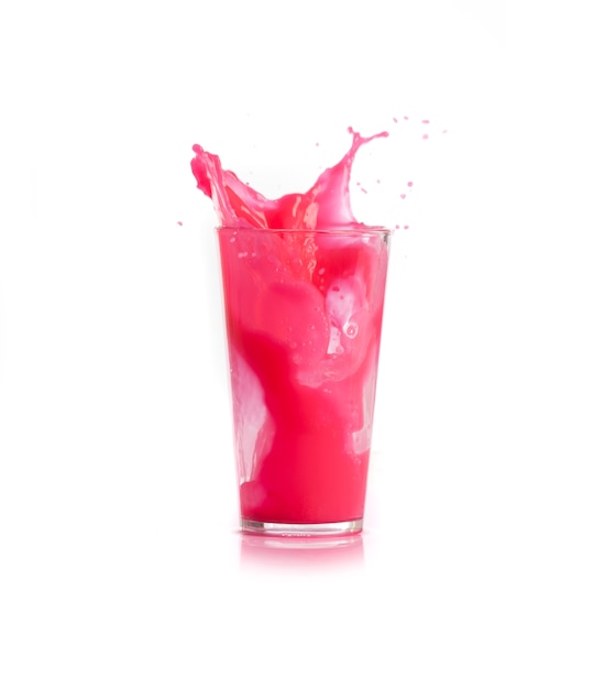 Ice tomber dans une boisson rose